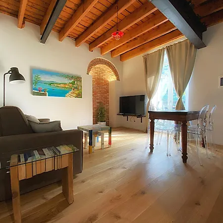 Historic Charm With Whirlpool - Motta Apartment